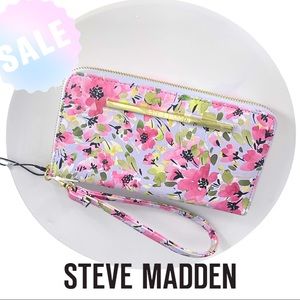 Floral wallet, Steven Madden. Get trend this season. Beautiful wallet.